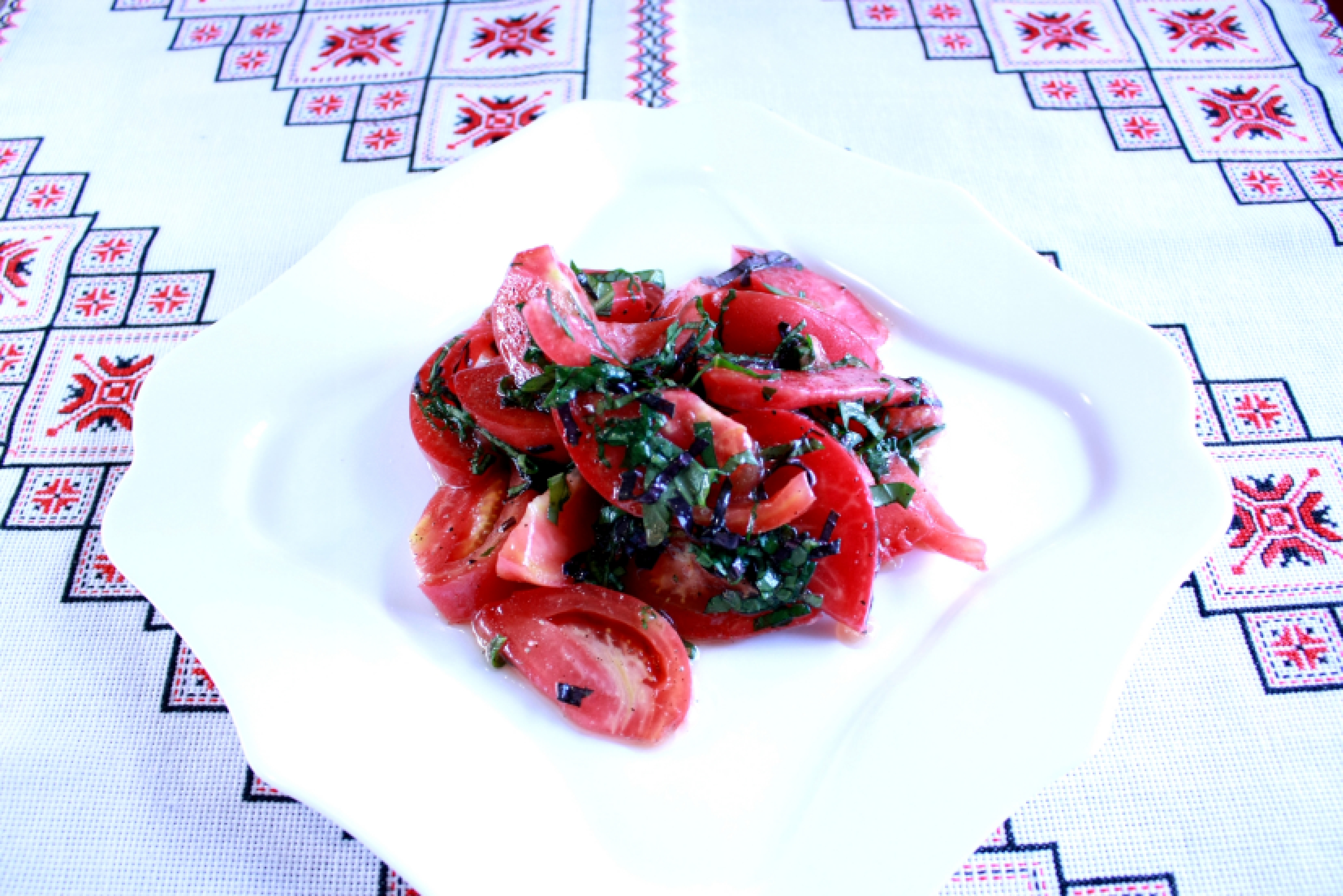 Салат из помидоров базилика и оливкового масла Салат з помідорів базиліком та оливковою олією 