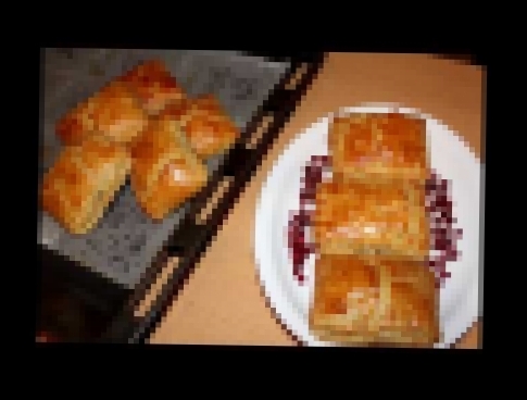 Пирожки из слоеного теста с мясом в духовке 