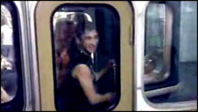 Видеоклип Пацан едит в метро  - между вагонами
