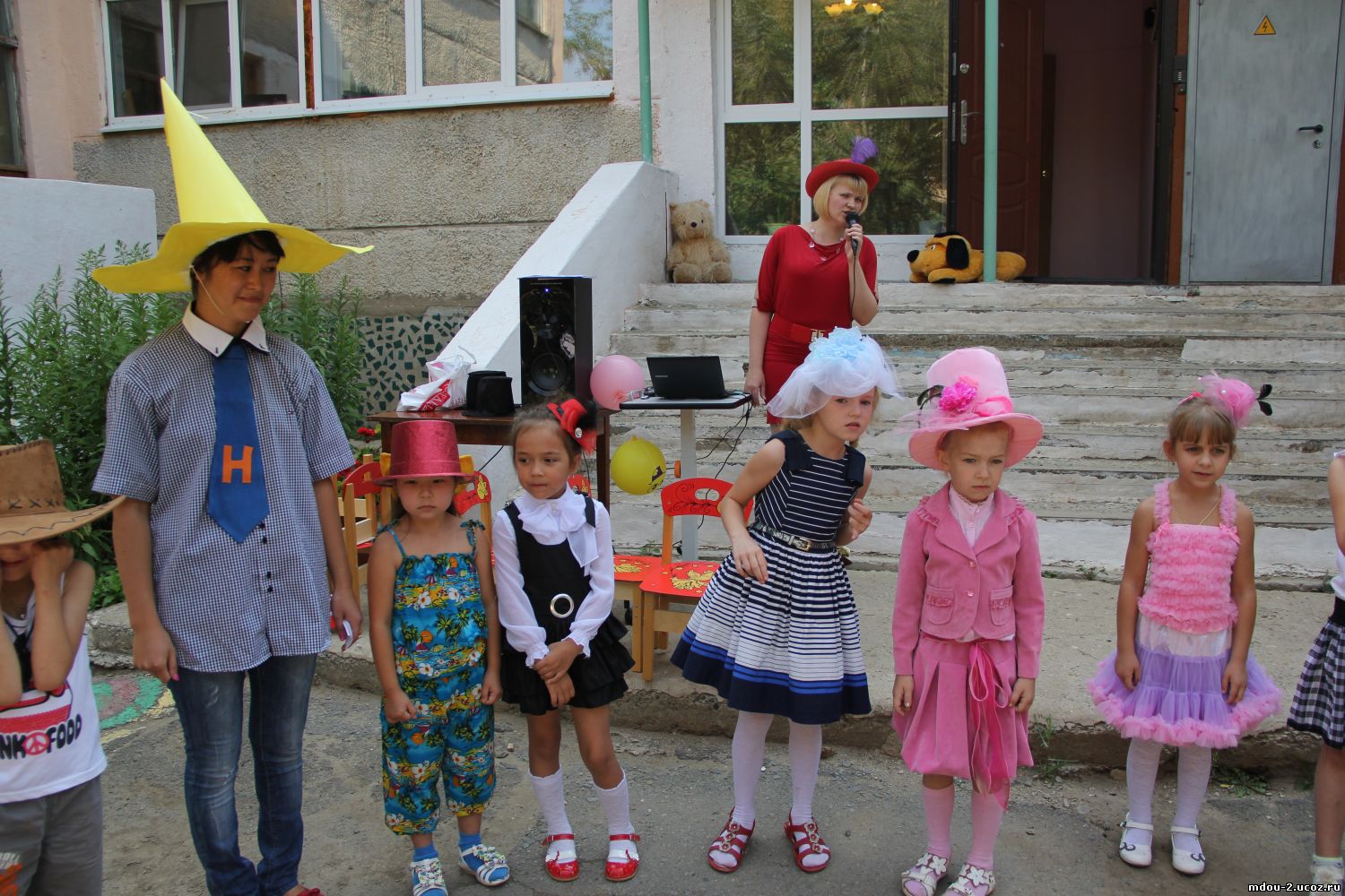 Парад шляп в детском. Конкурс шляп в детском саду. Игра музыкальная шляпа мысли