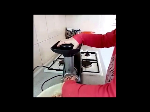 Трехлетняя малышка готовит фарш для котлет 