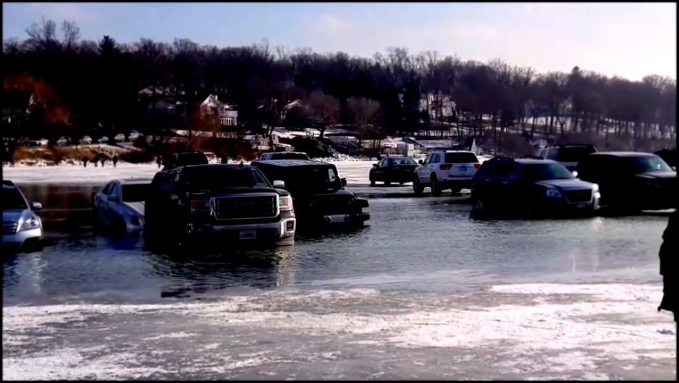 Видеоклип США. Парковка автомобилей утонула в озере (06.02.2016 г.)