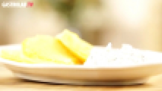 Жареный сыр халуми с соусом дзадзики 