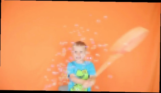Видеоклип Машинка с мыльными пузырями и малыш Даник. The machine with soap bubbles and a little boy Danik