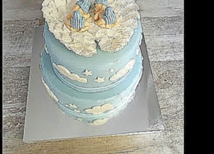 Детский двухъярусный торт с крыльями ангела.Children's two-tiered cake with angel wings 