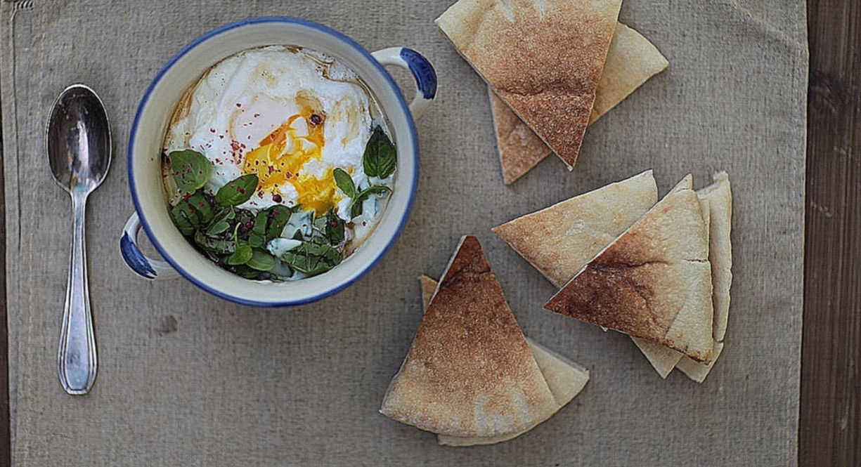 Завтрак по-турецки: яйцо-пашот с йогуртом 