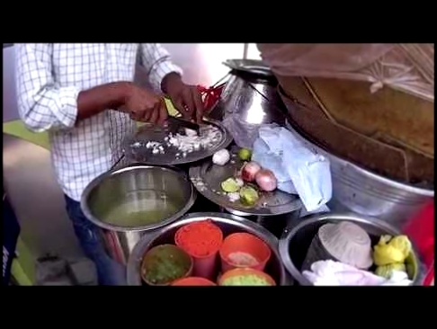 Пани пури в Бангалоре.  Улыбчивый продавец, добавка в подарок 