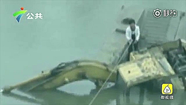 Видеоклип Китаец установил на плот экскаватор и едва не утонул