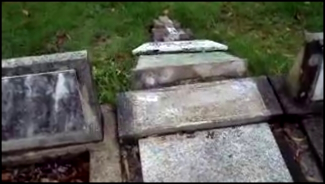Видеоклип К приезду Порошенко в Австралию неизвестные разбили более 70 могил на Русском Кладбище