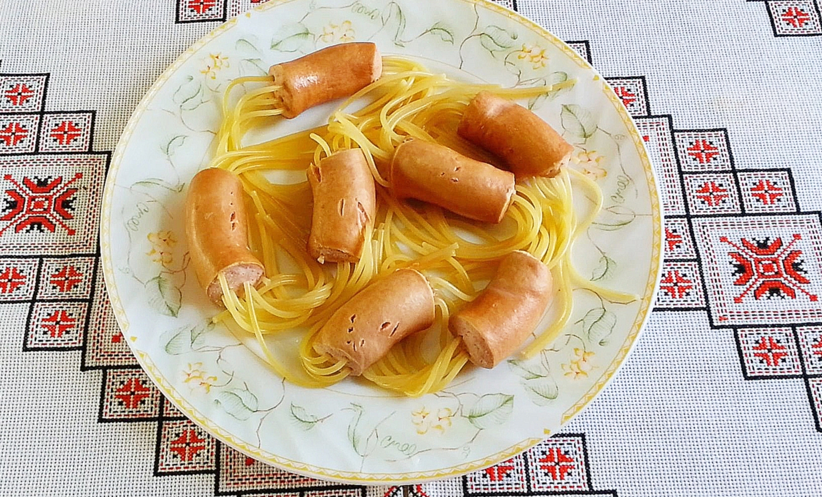 Спагетти макароны в сосисках веселые осьминожки Спагетті макарони в сосисках веселі осьминіжки 