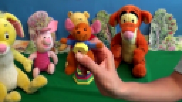 Винни Пух собирает цветные пирамидки. Pooh Bear 